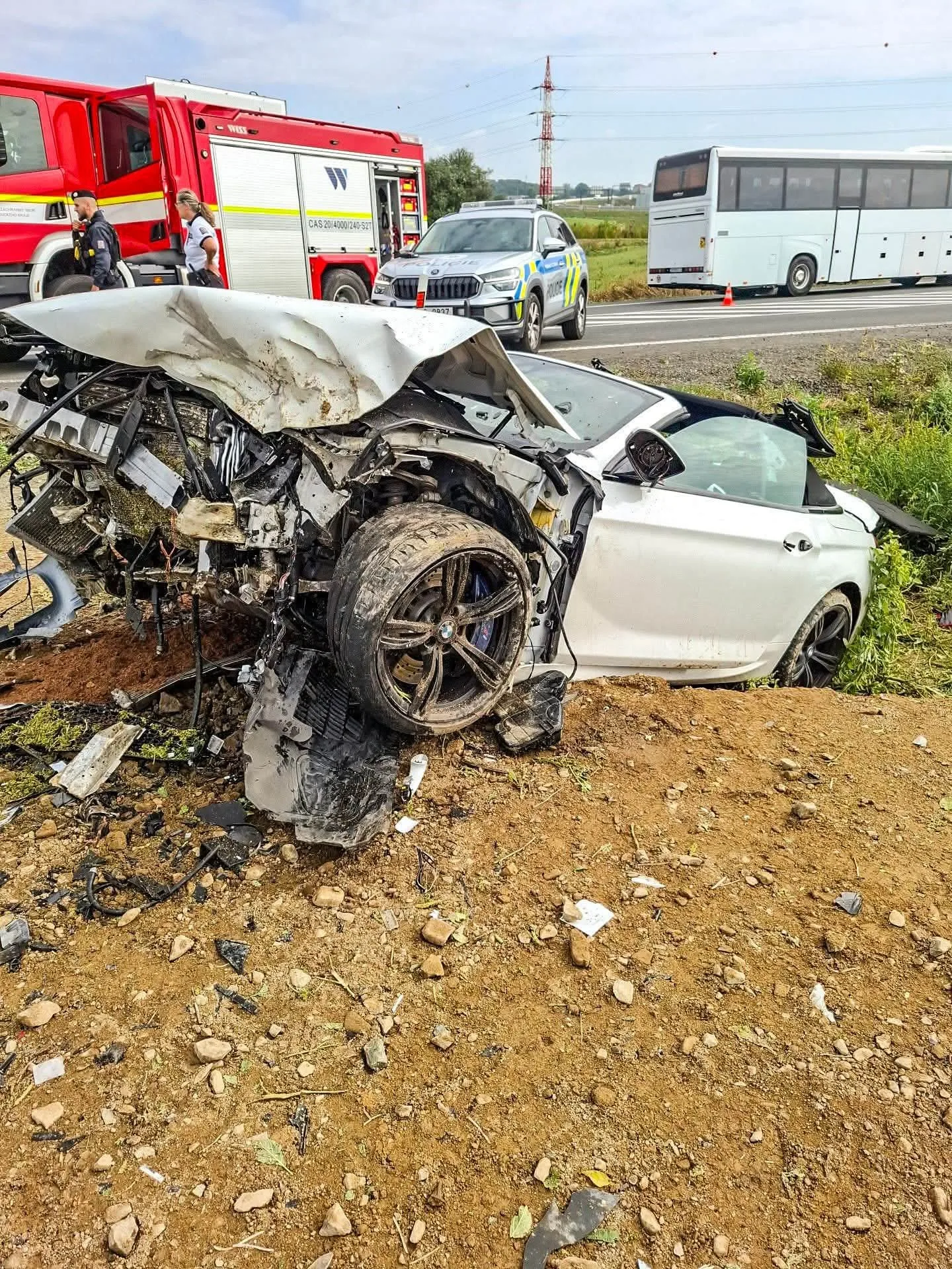 Vážná nehoda u Přerova. BMW vyjelo ze silnice, zasahoval vrtulník
