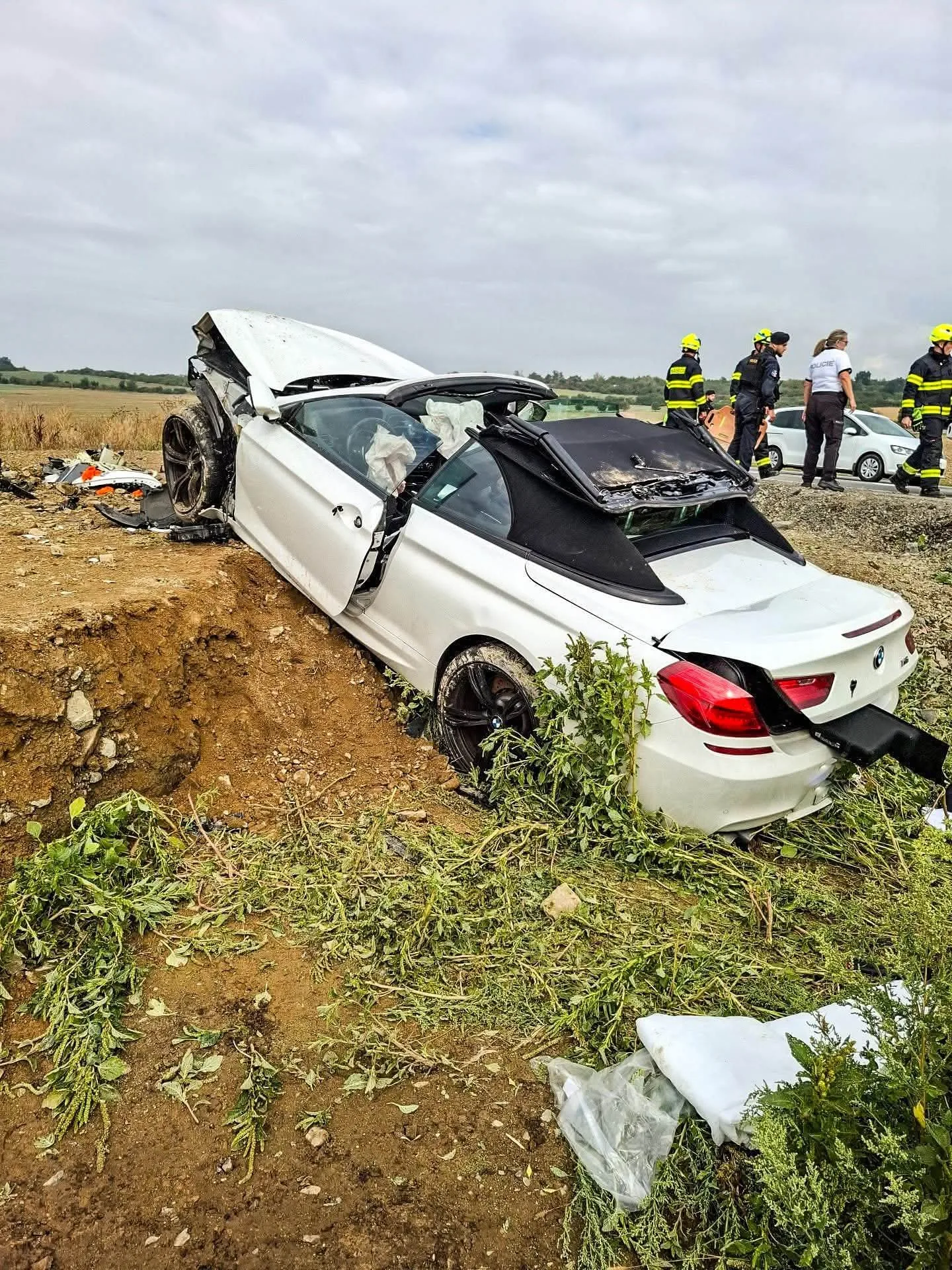 Vážná nehoda u Přerova. BMW vyjelo ze silnice, zasahoval vrtulník