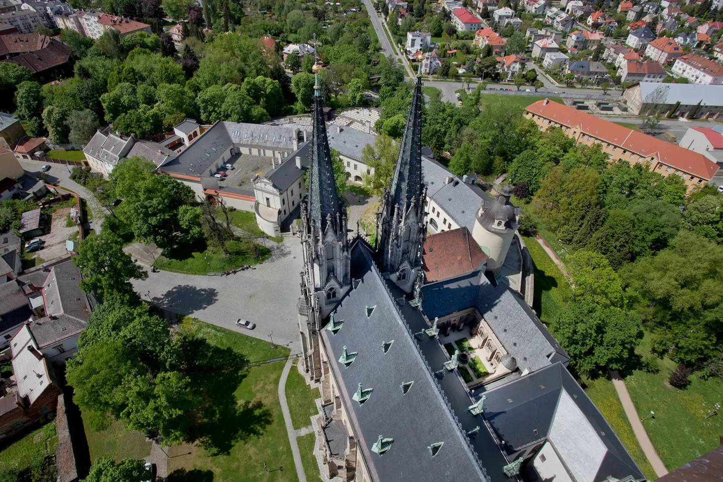 Kostelník volal o pomoc: polonahý muž na pervitinu děsil věřící v Olomouci