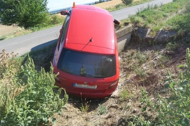 Silně opilý řidič se na Prostějovsku netrefil na polní cestu. Skončil v příkopu
