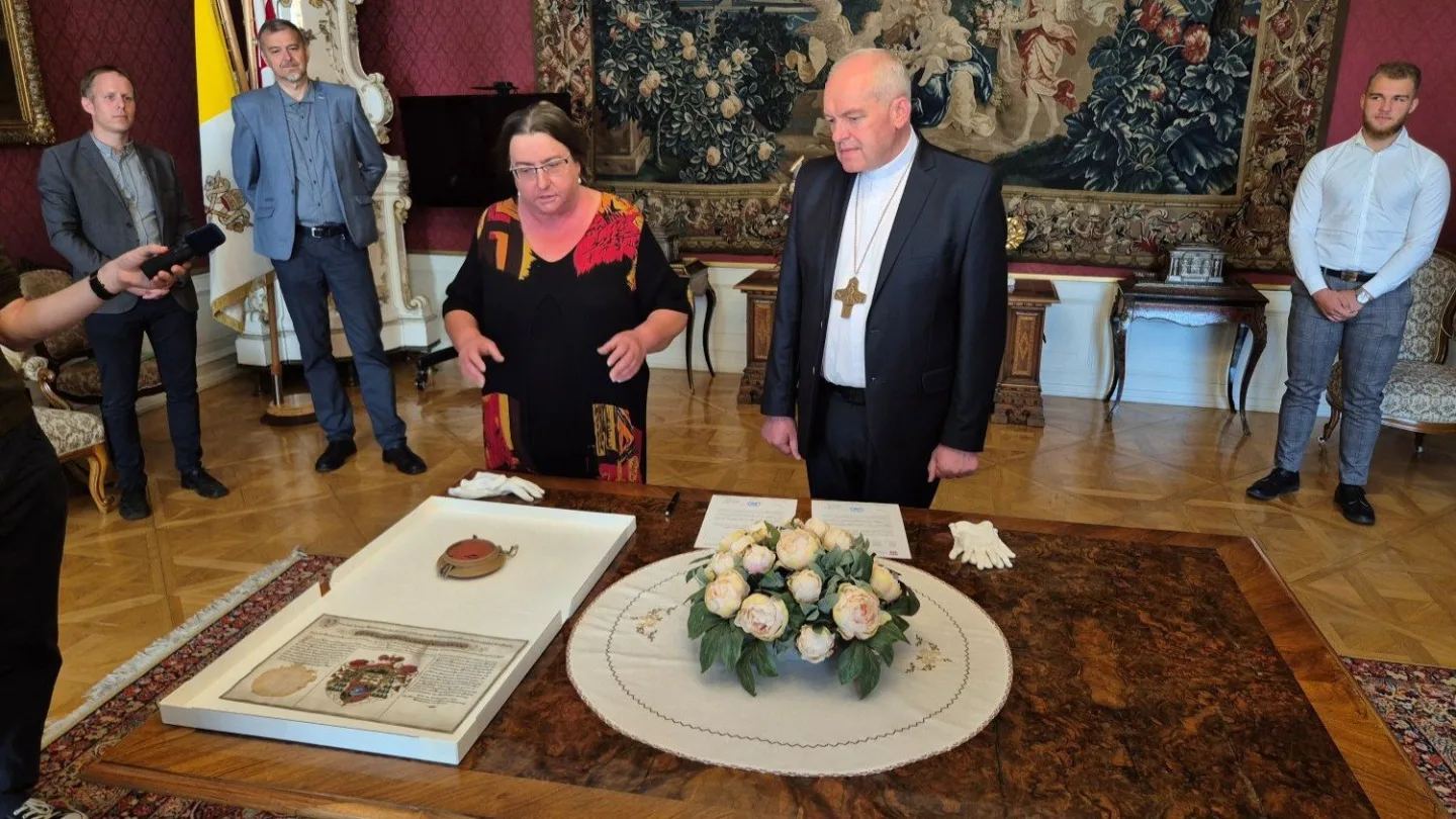 Rodina darovala arcibiskupství cennou pergamenovou listinu a vzácnou pečeť