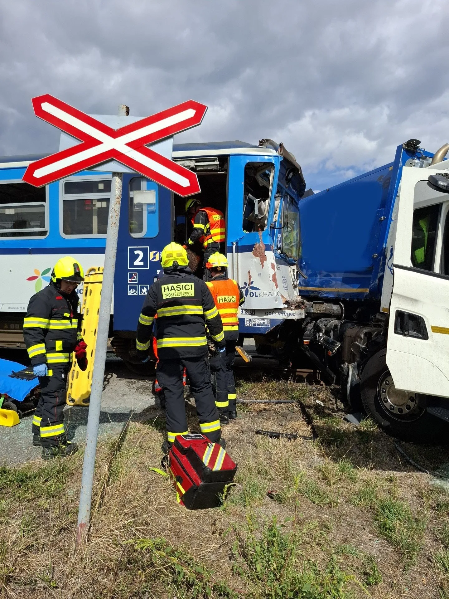 Osobní vlak se na přejezdu v Prostějově srazil s popelářským vozem. Sedm zraněných