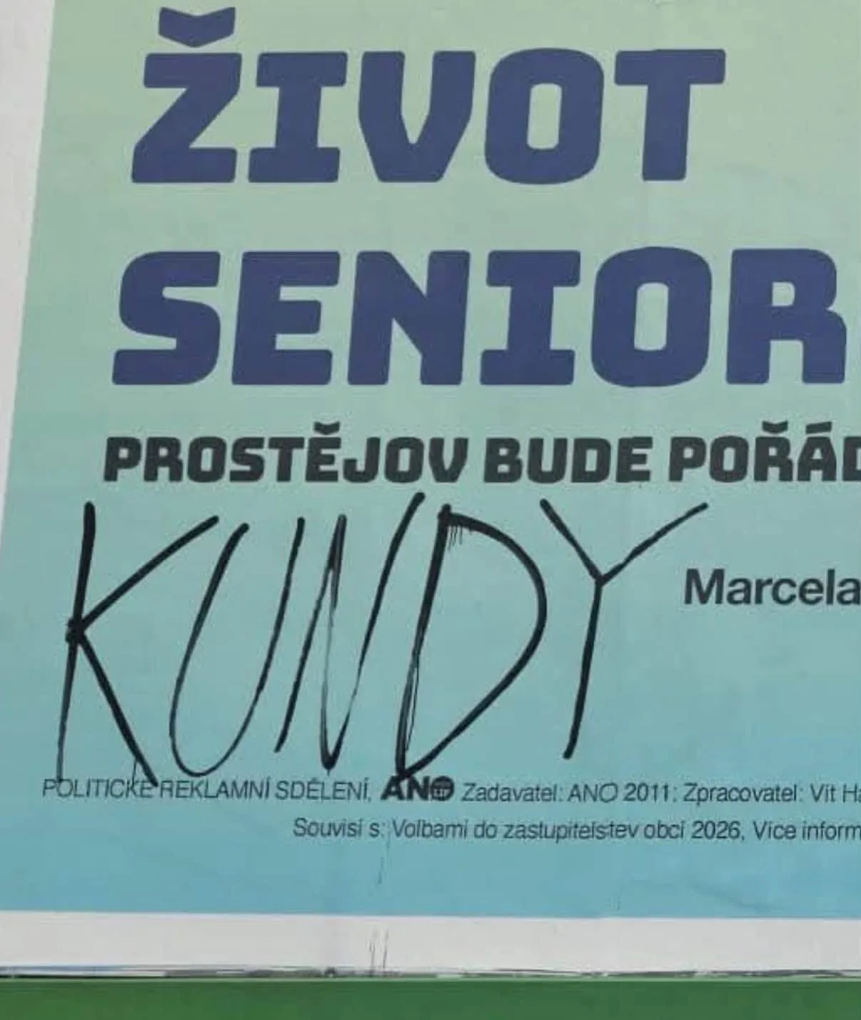 Vulgarity, výzvy k smrti, hákové kříže. Vandal ničil předvolební plakáty v Prostějově