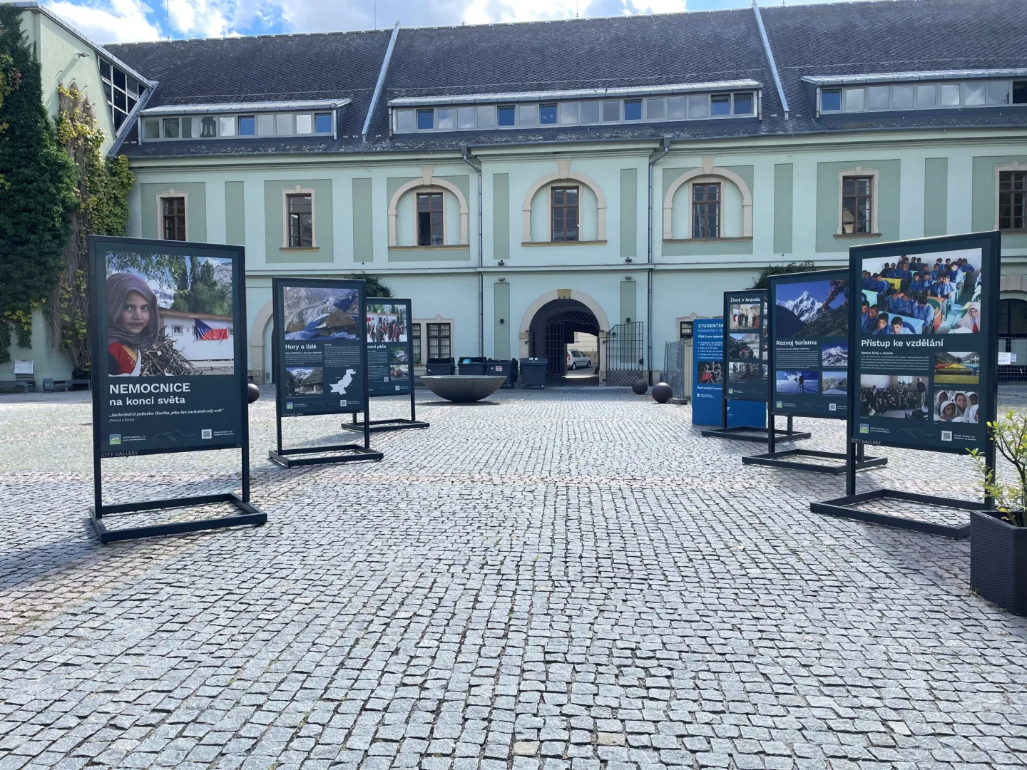V Olomouci vystavují příběh české nemocnice v pákistánských horách