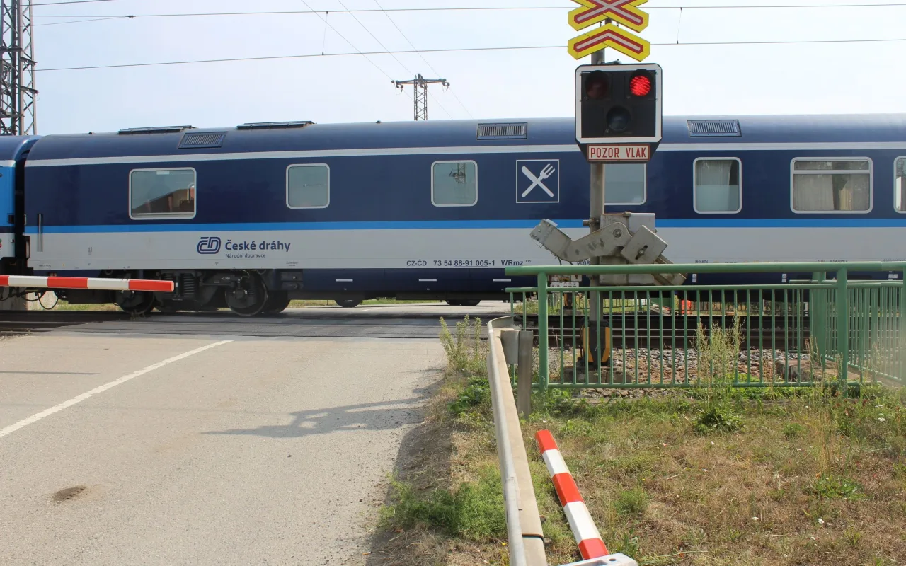 Řidičku oslnilo slunce a vjela na železniční přejezd u Přerova. Málem ji smetl vlak