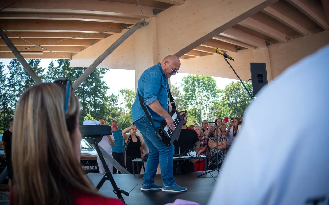 VIDEO: Hitmaker potěšil děti i zdravotníky. Michal David zazpíval ve FN Olomouc