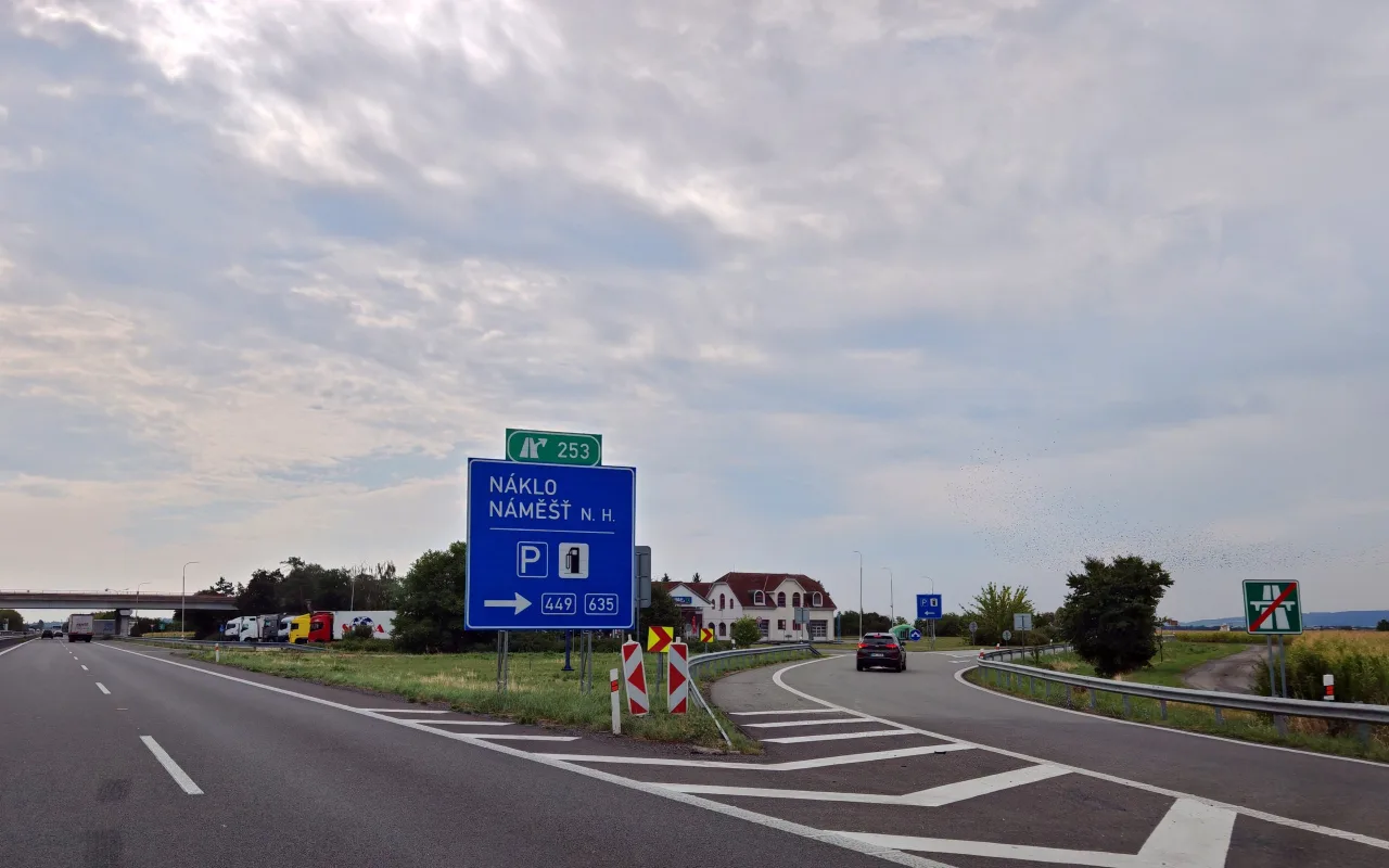 Nejúrodnější půda pro stání kamionů? ŘSD řeší možnosti odpočívky pro D35 na Hané