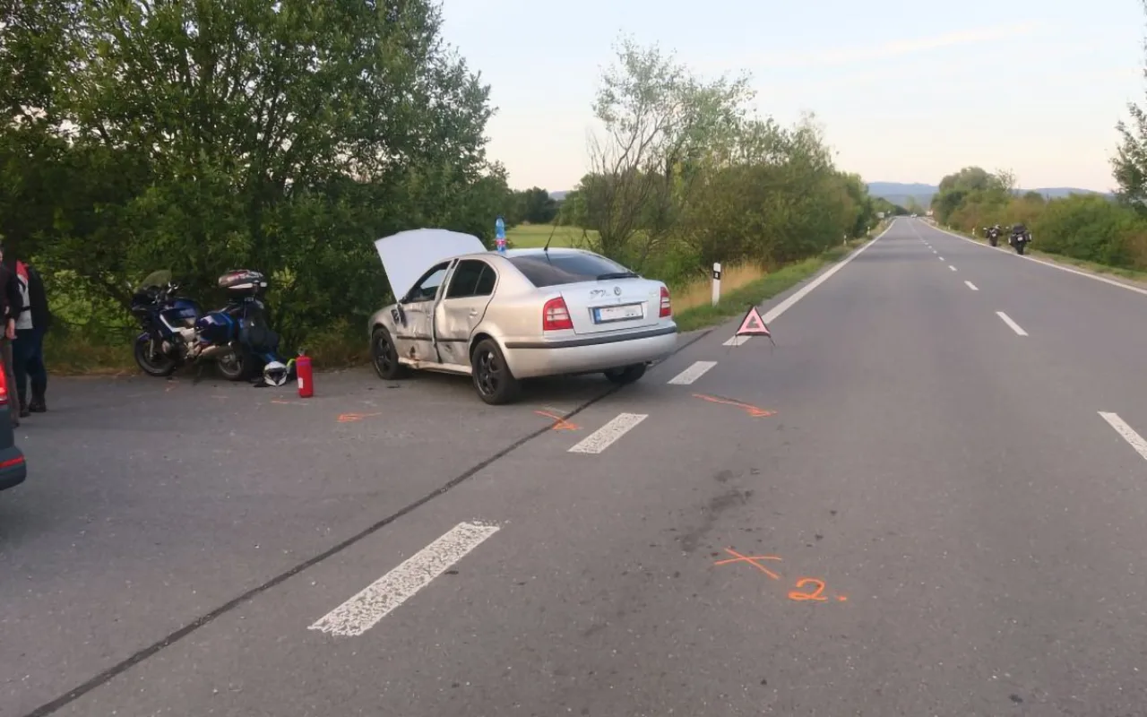 Šofér oktávky přehlédl v Mohelnici motorku, záchranka odvezla dva zraněné