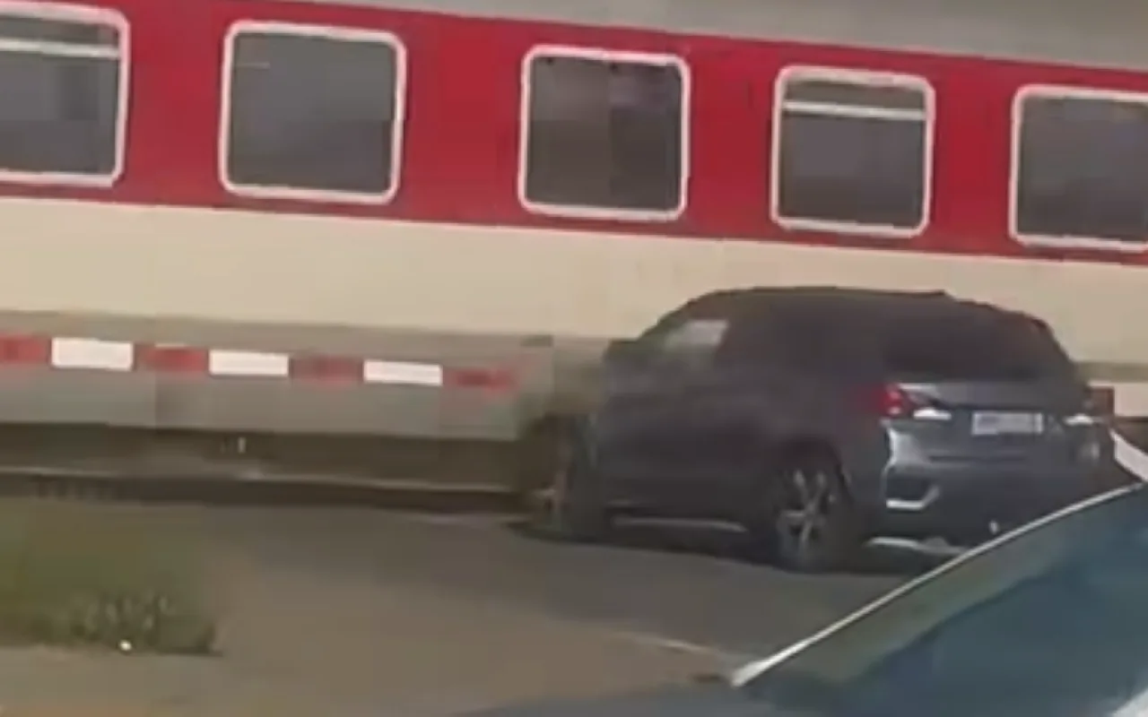 VIDEO: Hazard na přejezdu. Auto muselo ve Střeni prorazit závory, smetl by ho vlak