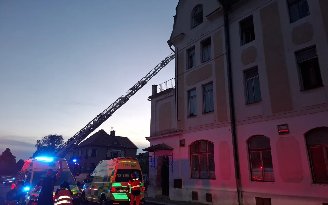 Masivní požár zasáhl ubytovnu v Šumperku, ke zraněným letěl i vrtulník