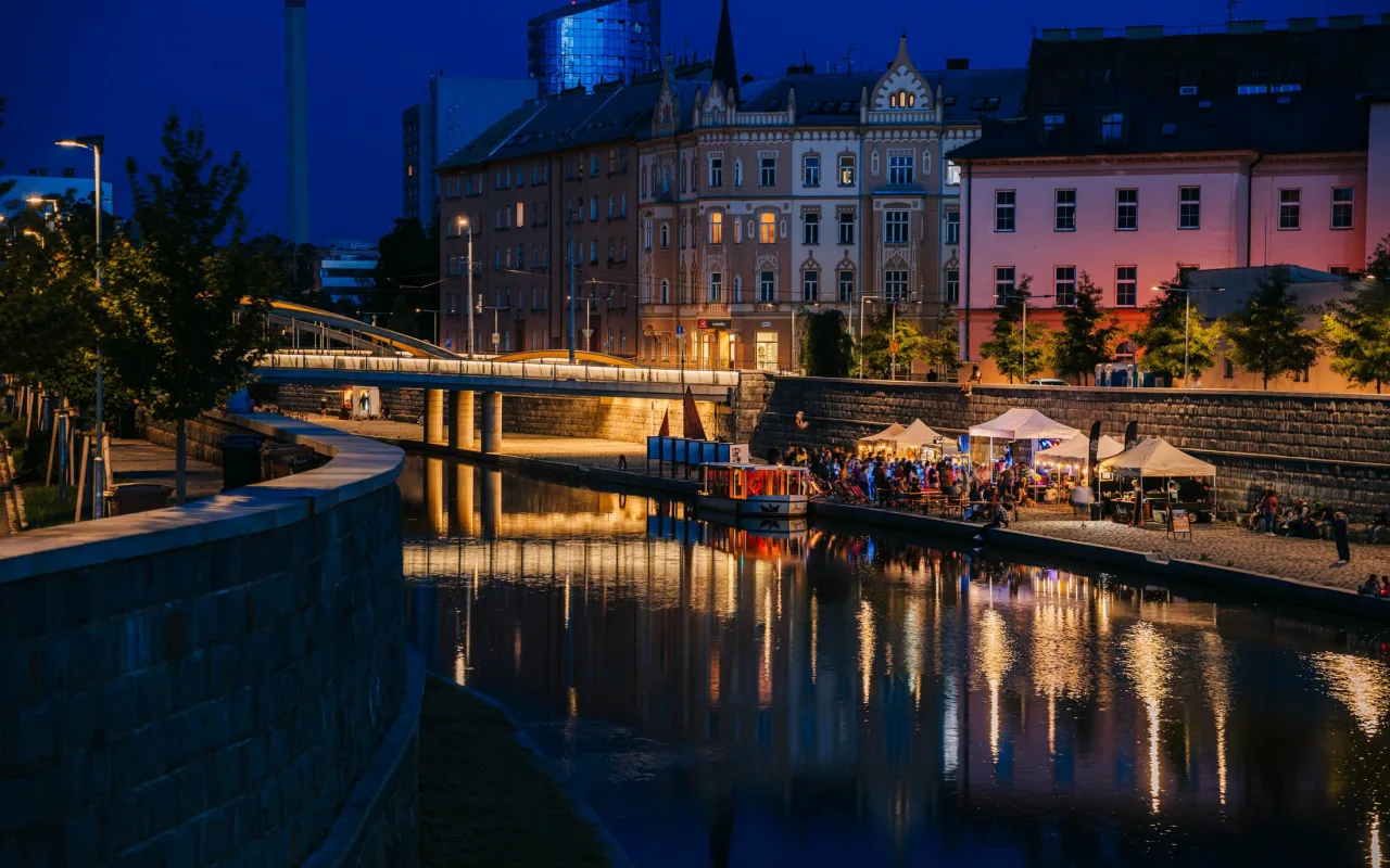 Gastronomické zážitky a atmosféra jako u moře. Náplavka v Olomouci se loučí s létem