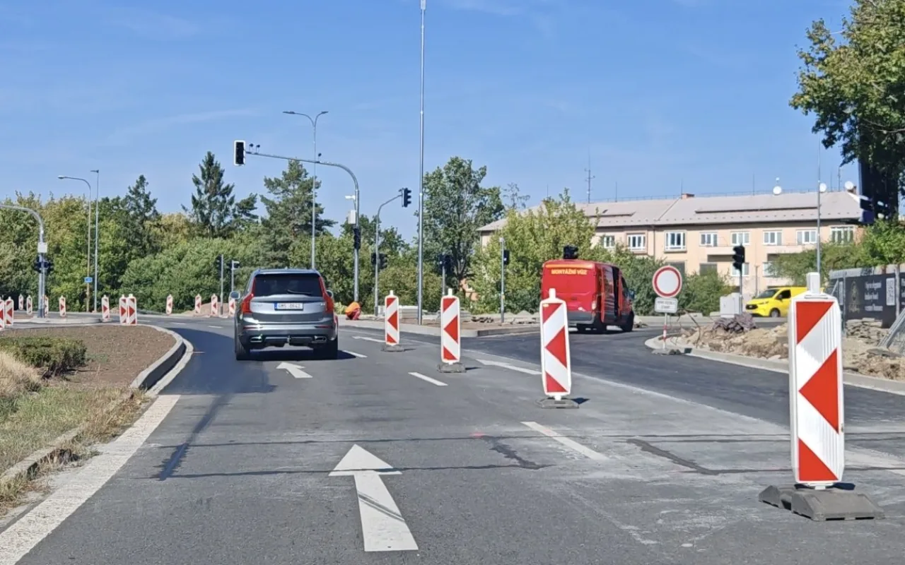 Konec kolon a hazardu na rušném tahu. Křižovatku v Olomouci pohlídají semafory