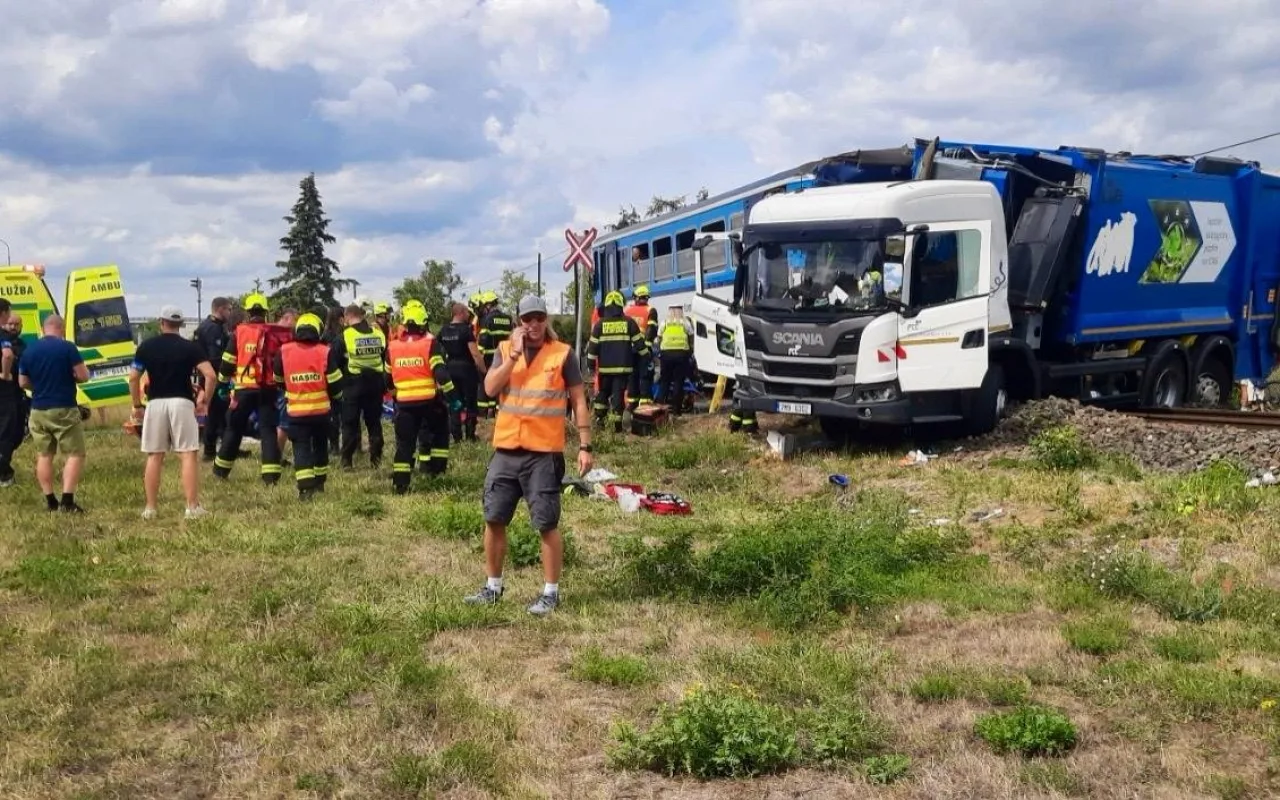 Osobní vlak se na přejezdu v Prostějově srazil s popelářským vozem. Sedm zraněných
