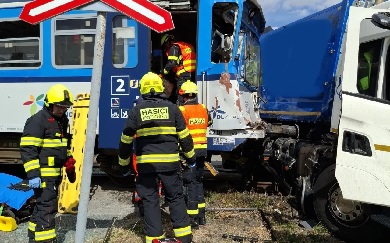Osobní vlak se v Prostějově srazil s popelářským vozem. Starší řidič motorák přehlédl