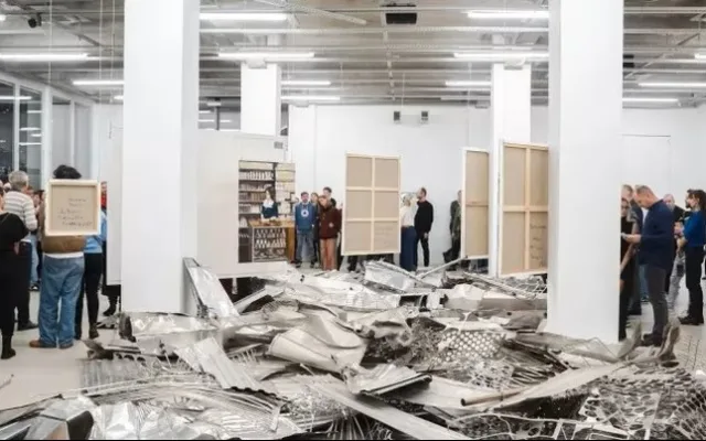 Dernisáž / komentovaná prohlídka / křest katalogu: Za Pultem (Behind the Counter)
