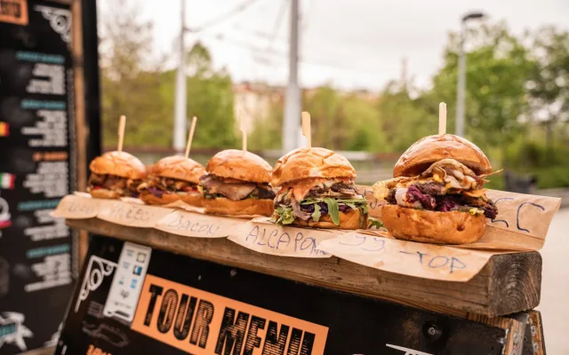 BURGER STREET FESTIVAL MÍŘÍ DO ŠANTOVKY. PŘIVEZE MINIBURGERY I SOUTĚŽNÍ BURGER BATTLE