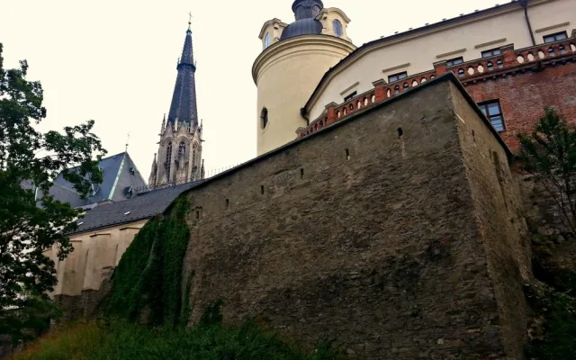 Hrad katedrála hradby