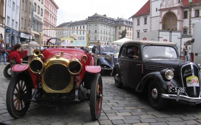 Motorky a auta z dob rakousko-uherské monarchie uvidí Horní náměstí v Olomouci.
