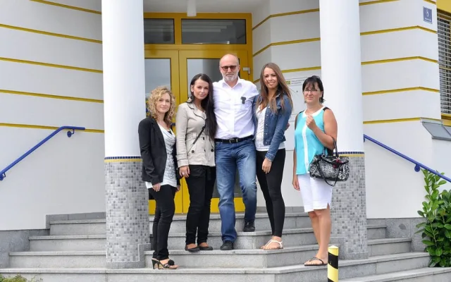 Před rakouskou centrálou společnosti HappyFoto