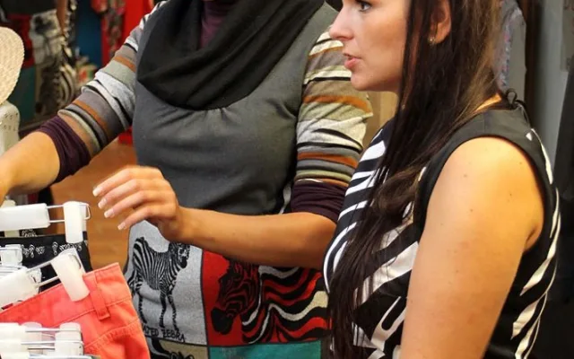 Veronika Gerbocov† na fittingu v butiku Hala Bala