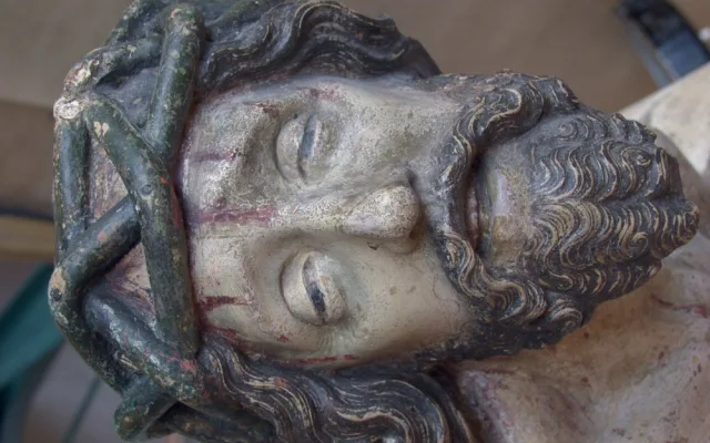 Sejmutí nečistot a retuší z poloviny Kristova obličeje, původní polychromie se stopami krve a malovanými jednotlivými vousy (2006)