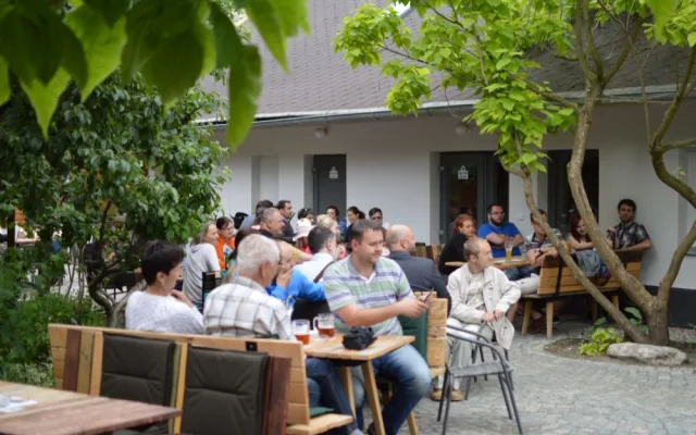 OBRAZEM: V Chomoutově se žehnalo pivovaru, došlo na lidové tance i pivo z dřevěného sudu