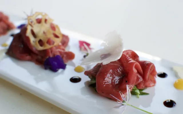 Hovězí carpaccio, rukola, hoblinky Parmiano Reggiano