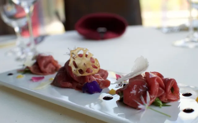 Hovězí carpaccio, rukola, hoblinky Parmiano Reggiano