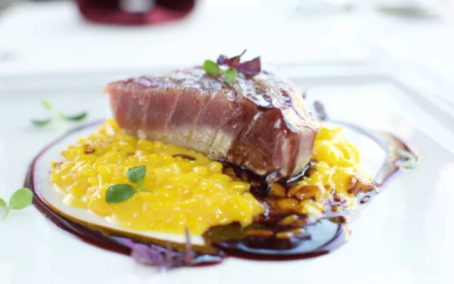 Grilovaný tuňák, šafránové rizoto, vinná demi glace