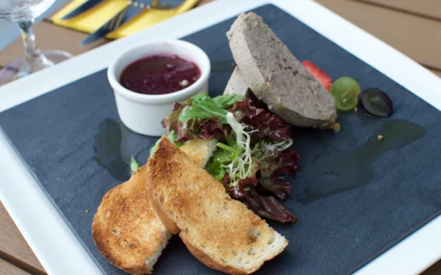 Kančí paštika, brusinkové želé, opékaná bruschetta