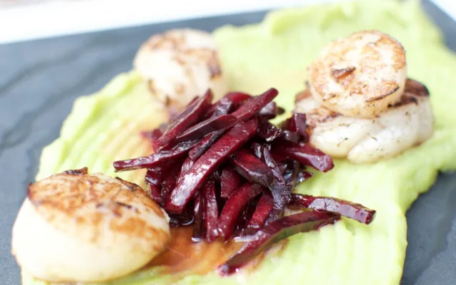 Mušle sv. Jakuba na grilu, hráškové purée, glazovaná řepa