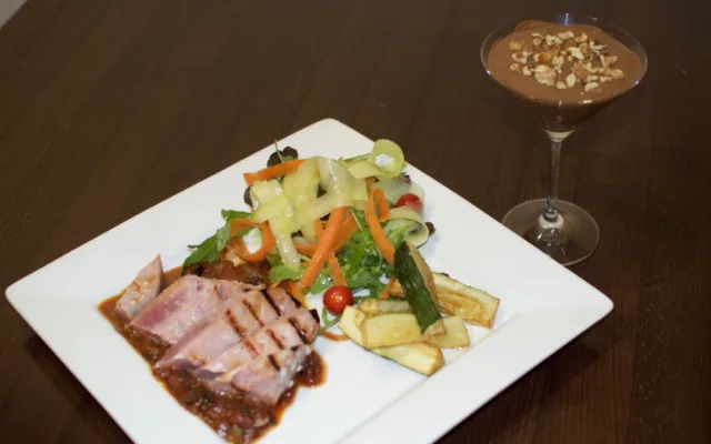 Grilovaný steak z čerstvého tuňáka s červeným vínem, kapari a olivovou omáčkou, cuketové hranolky a svěží míchaný salát