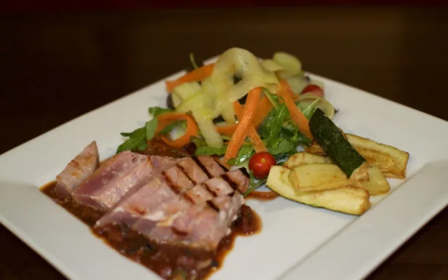 Grilovaný steak z čerstvého tuňáka s červeným vínem, kapari a olivovou omáčkou, cuketové hranolky a svěží míchaný salát