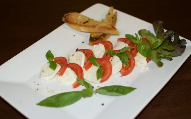 Caprese s mozzarellou di bufala, rajčátky typu san merzáno a čerstvou bazalkou, rozpečená ciabatta