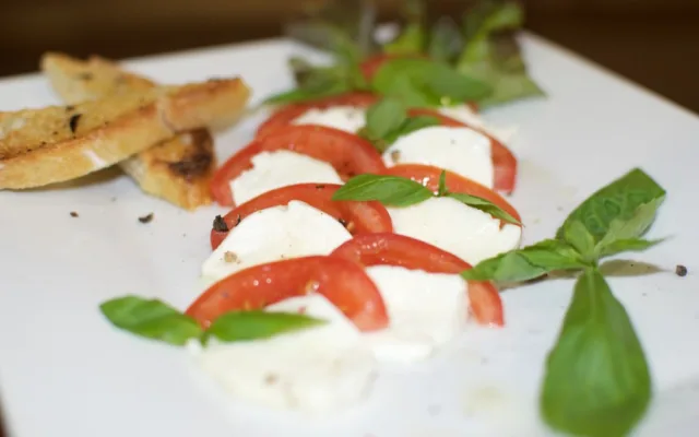 Caprese s mozzarellou di bufala, rajčátky typu san merzáno a čerstvou bazalkou, rozpečená ciabatta