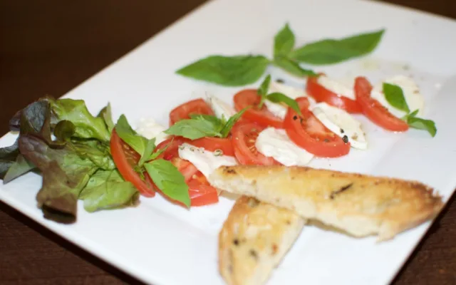 Caprese s mozzarellou di bufala, rajčátky typu san merzáno a čerstvou bazalkou, rozpečená ciabatta