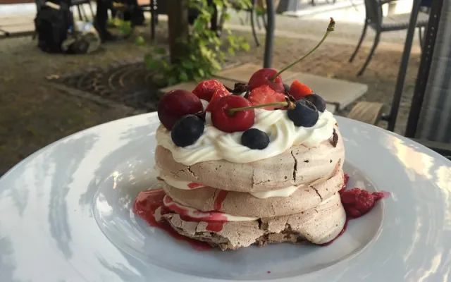 Dortík pavlova prokládaný šlehaným mascarpone a ovocem