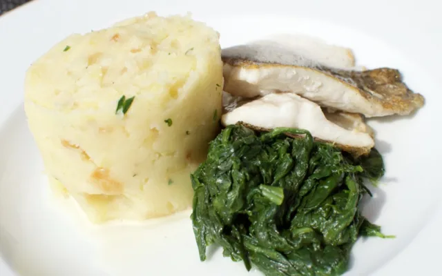 Filet ze pstruha, máslová omáčka s kmínem, špenát a šťouchané brambory