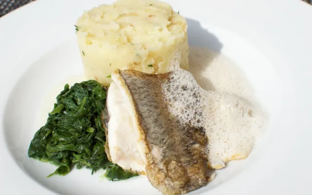 Filet ze pstruha, máslová omáčka s kmínem, špenát a šťouchané brambory