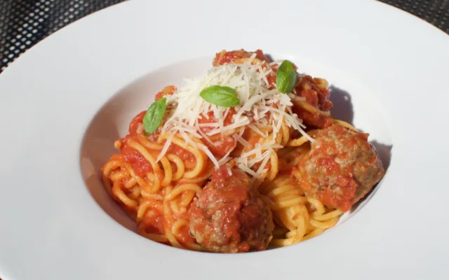 Spaghetti s masovými koulemi a parmazánem