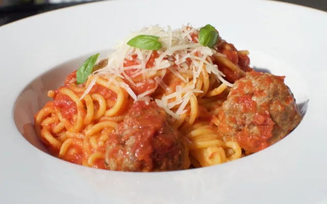 Spaghetti s masovými koulemi a parmazánem