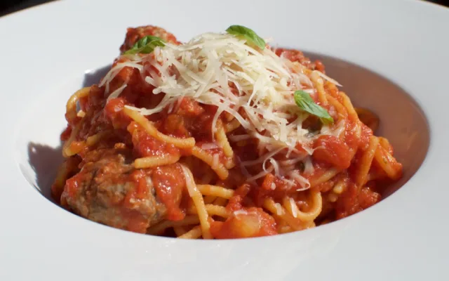 Spaghetti s masovými koulemi a parmazánem