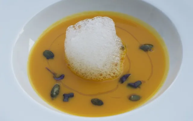 Krémová dýňová s chilli, zázvorová pěna