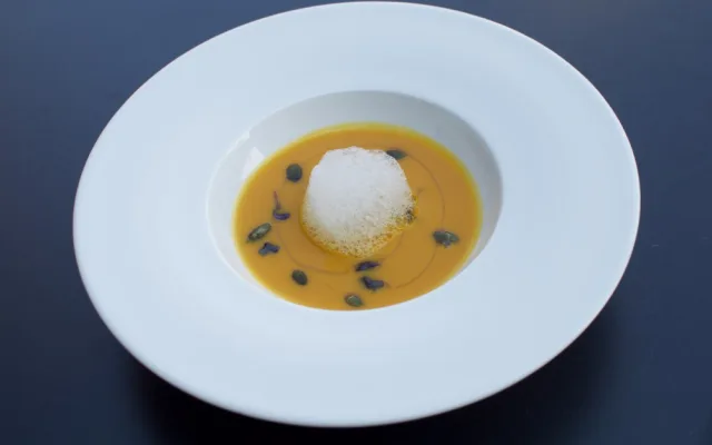 Krémová dýňová s chilli, zázvorová pěna
