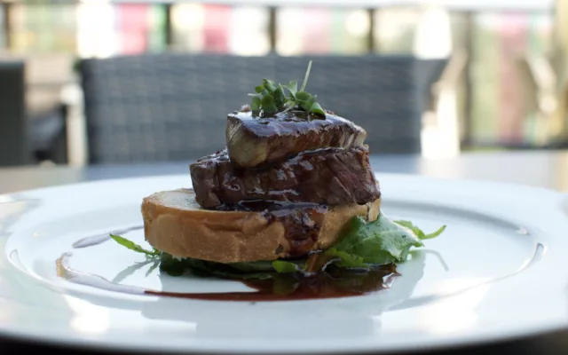 Hovězí steak "Rossini", rukola, vinná omáčka