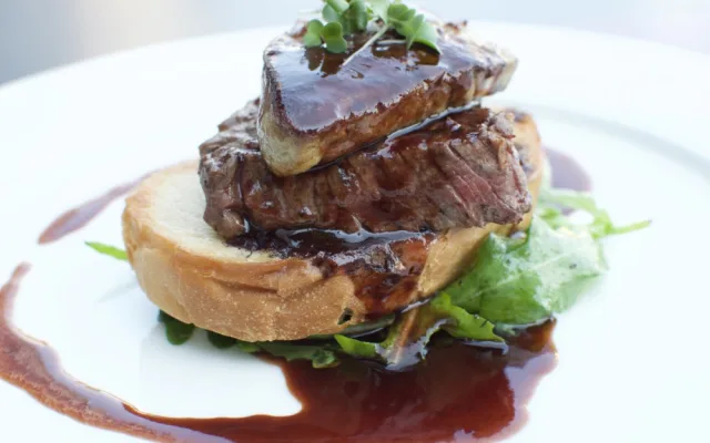 Hovězí steak "Rossini", rukola, vinná omáčka