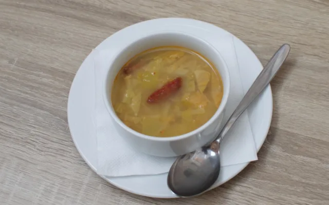 Kapustová polévka s chorizem