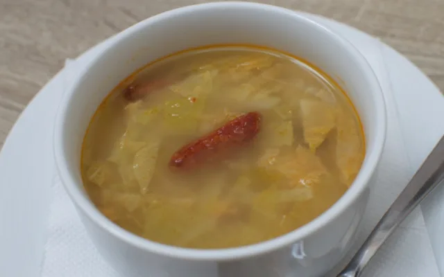 Kapustová polévka s chorizem