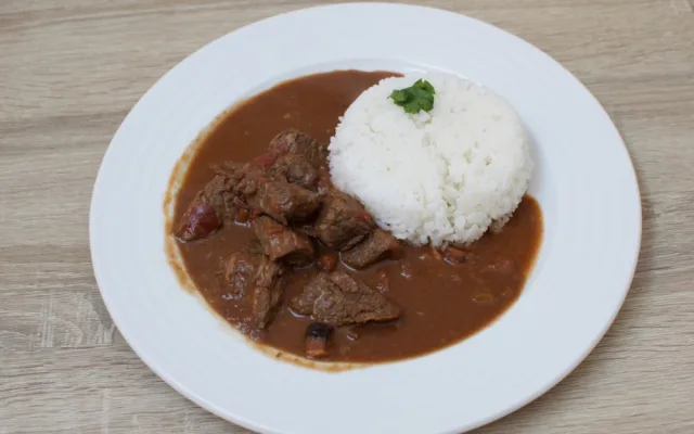 Aromatické hovězí s čokoládou, chilli a jasmínovou rýží