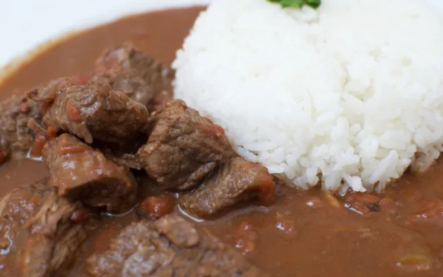 Aromatické hovězí s čokoládou, chilli a jasmínovou rýží